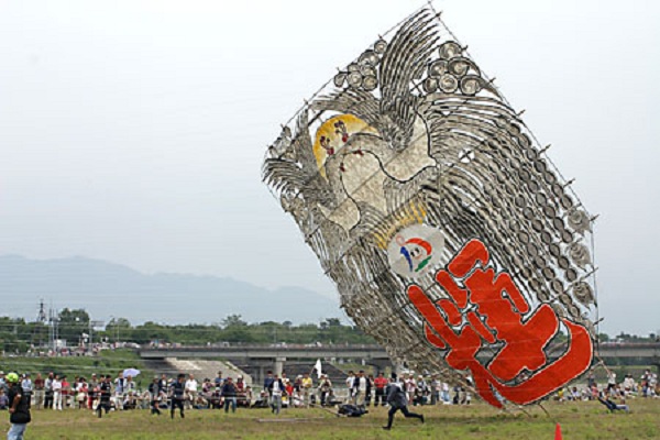  Festival de cometas gigantes Yokaichi, celebrado cada cuarto domingo de Mayo en Higashiomi, Shiga, Japón. 